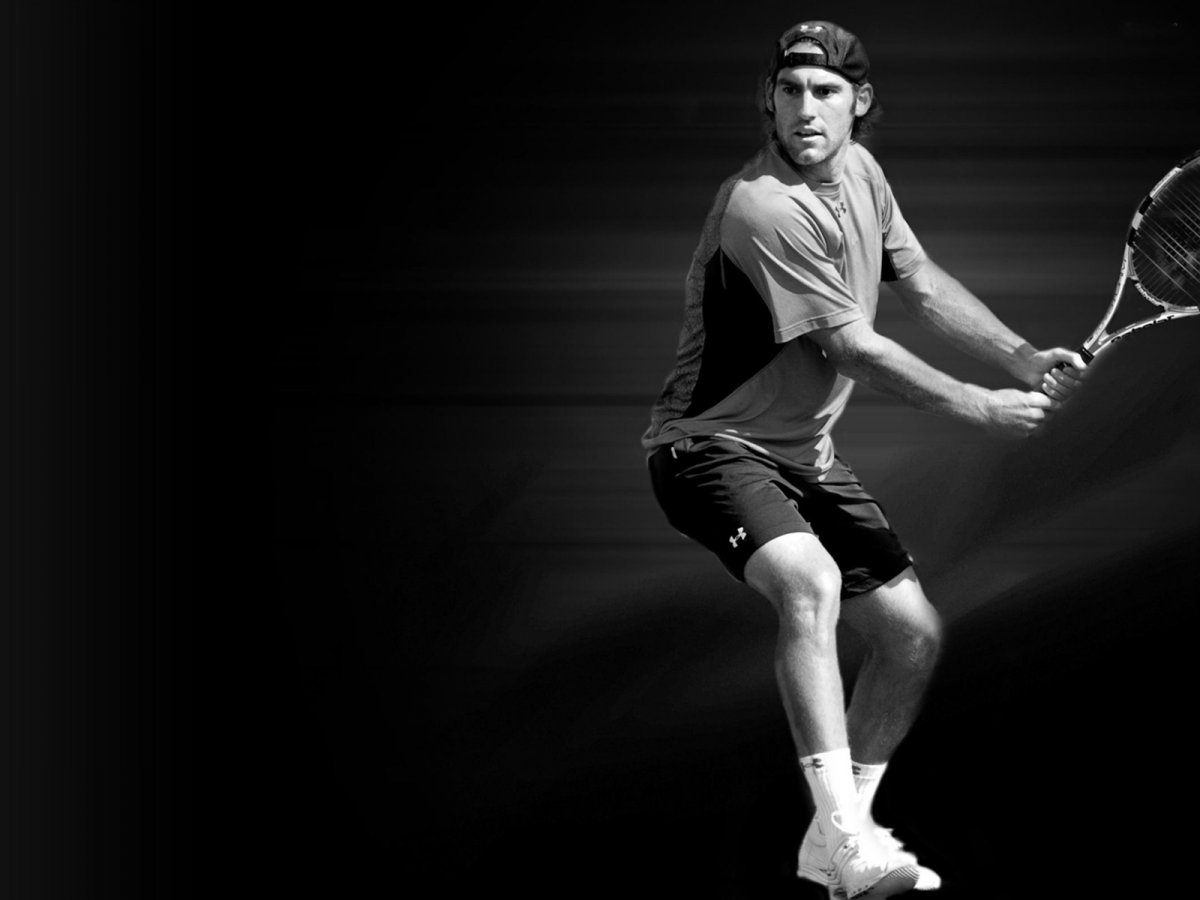 Теннисист на темном фоне