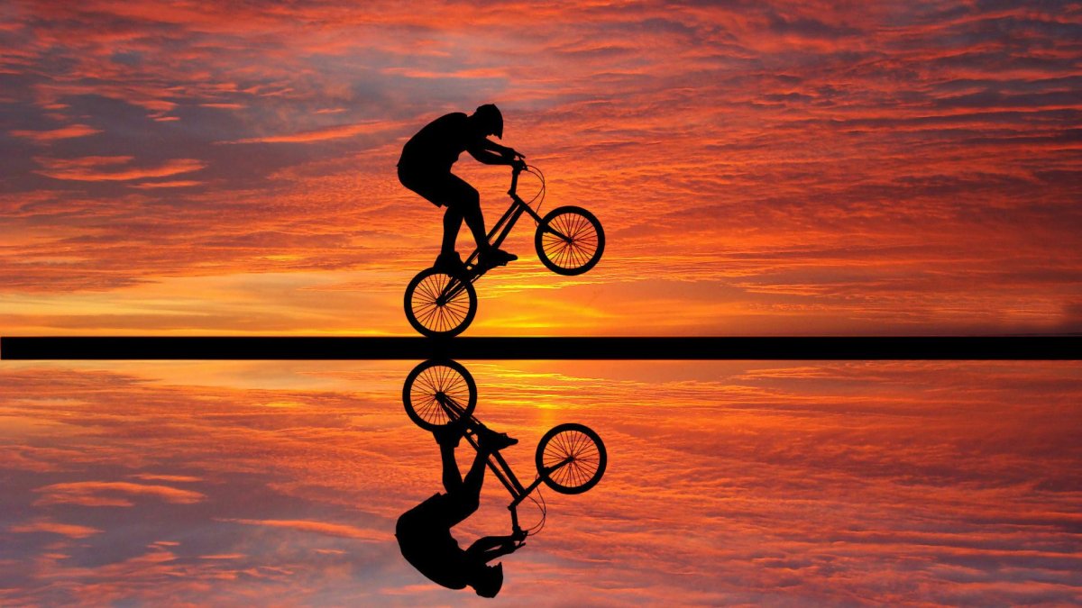 Велосипедист в прыжке