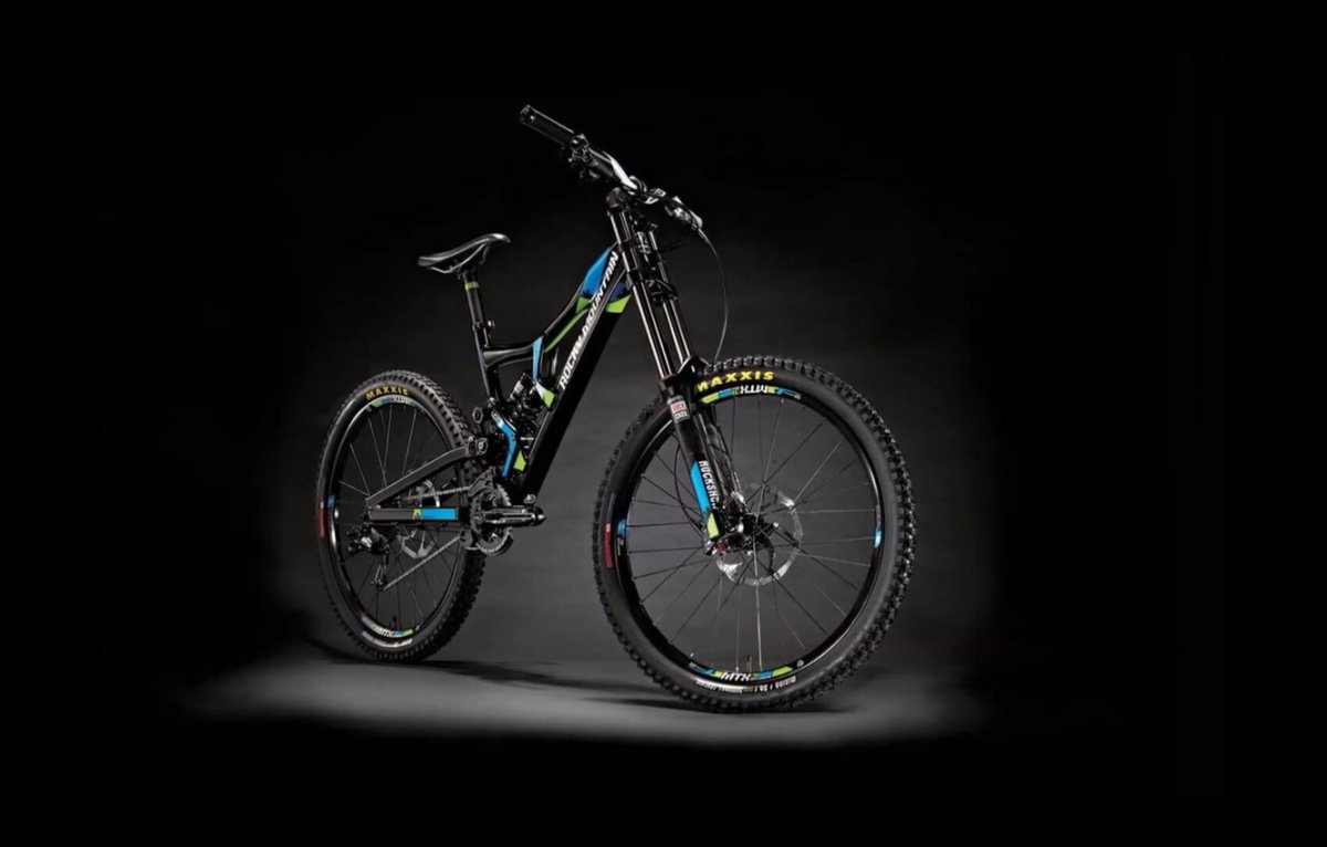 Велосипед на черном фоне