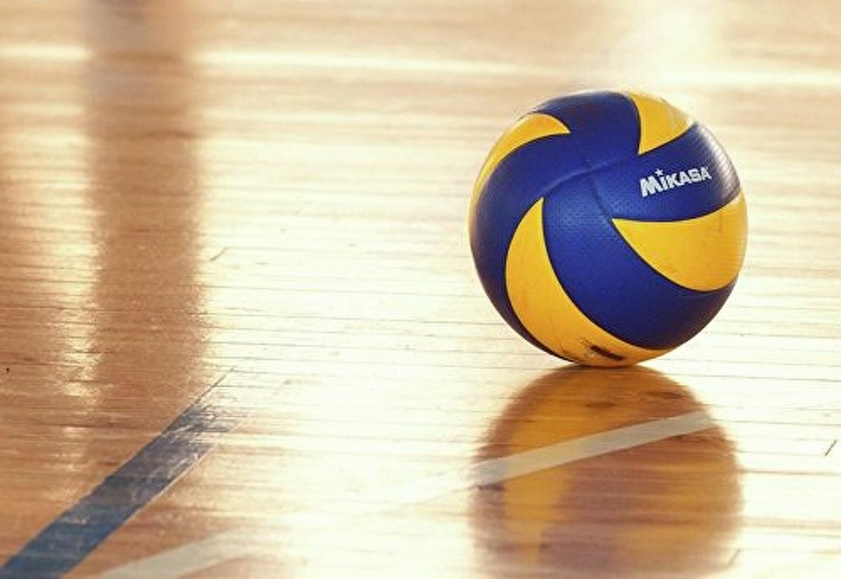 Волейбольный мяч на песке