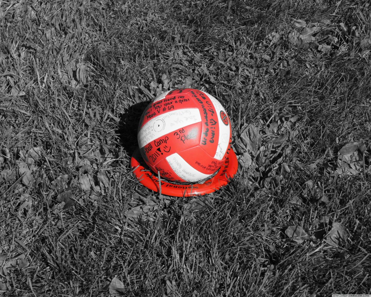 Волейбольный мяч на песке