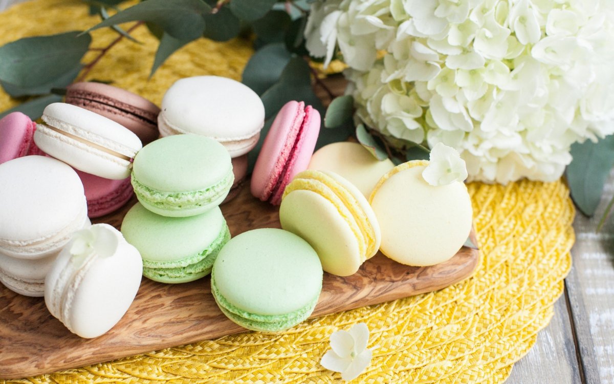 Яркие макаруны