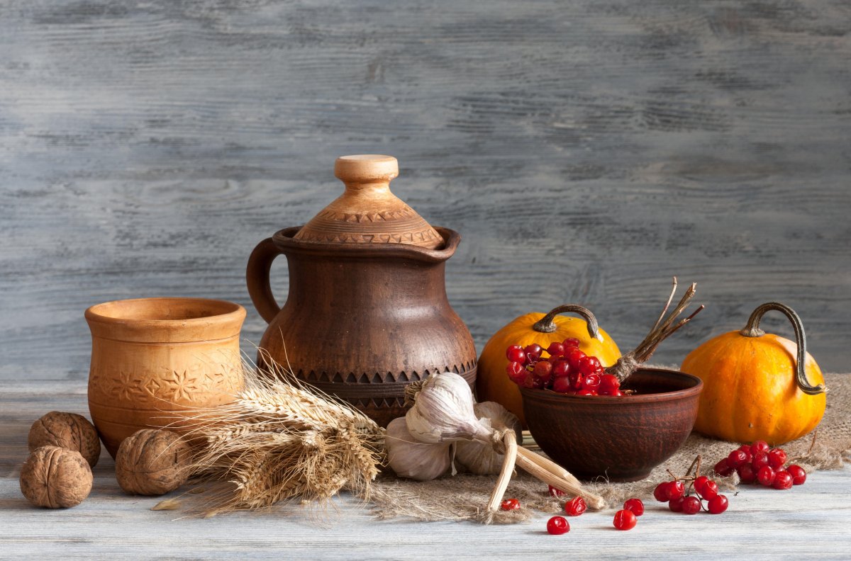 Натюрморт с глиняной посудой