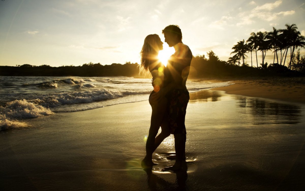 Влюбленная пара на берегу моря