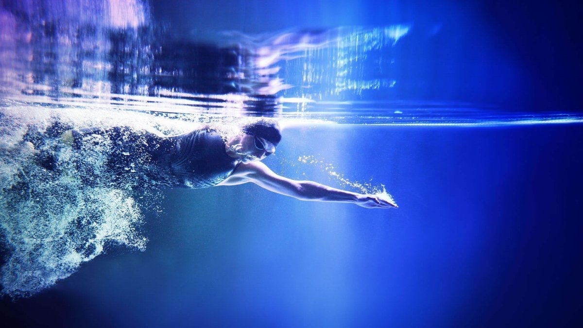 Человек по водой