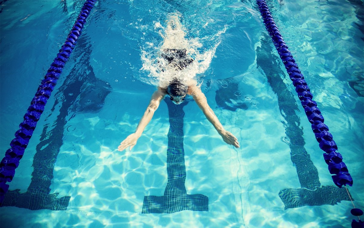 Плавание в бассейне