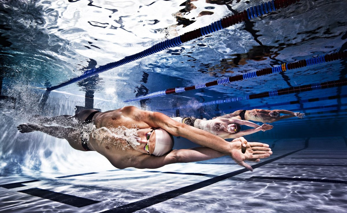 Красивые пловцы в бассейне