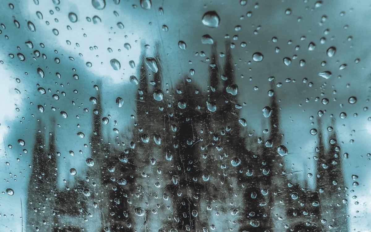 Капли на стекле