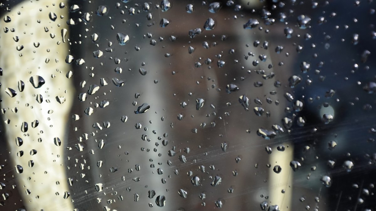 Капли дождя на стекле