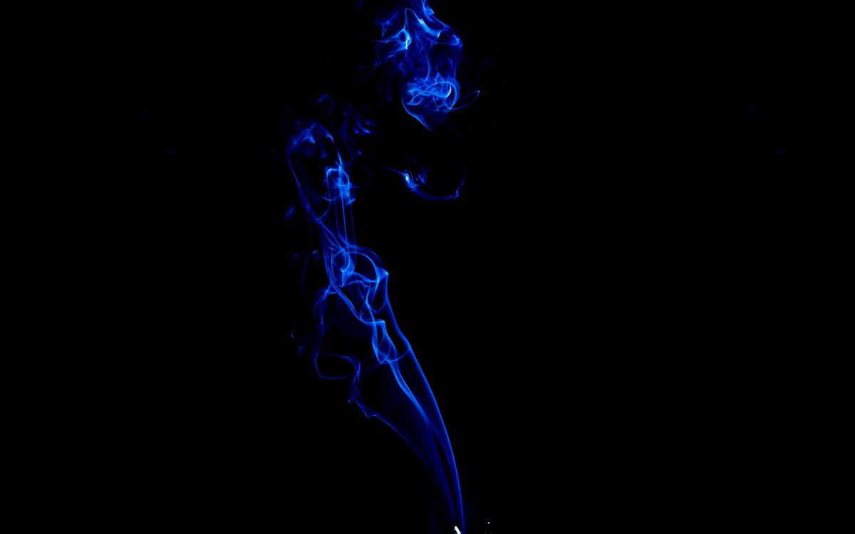 Синий дым на черном фоне