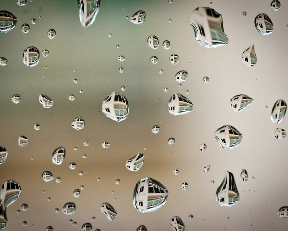 Капля на поверхности