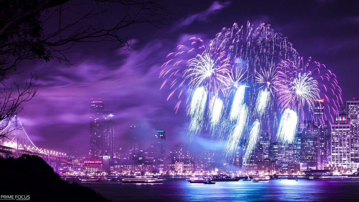 Фейерверк на фоне города