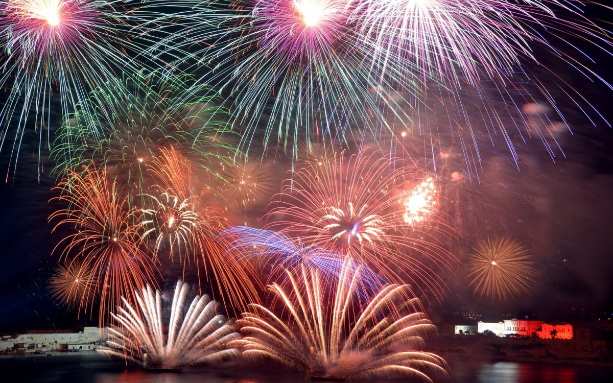 Красивый новогодний фейерверк