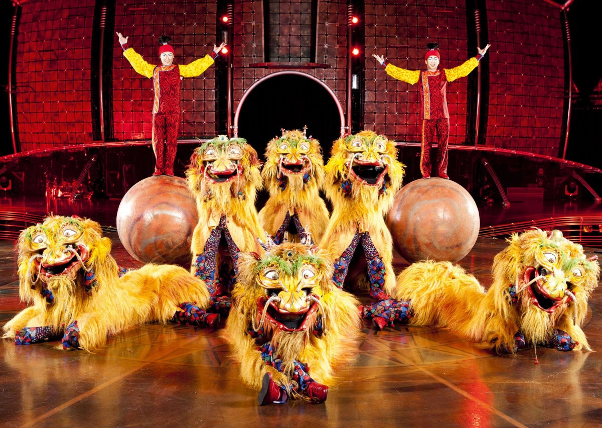 Тигр прыгает через кольцо