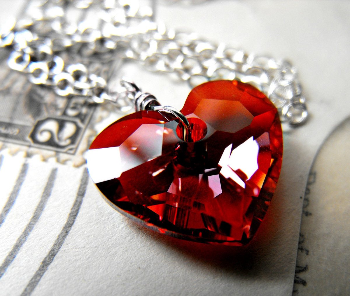 Рубиновый фон