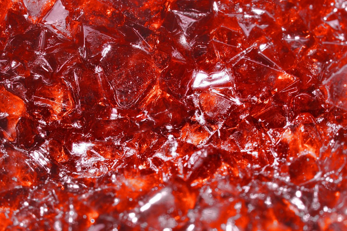 Алмаз на Красном фоне