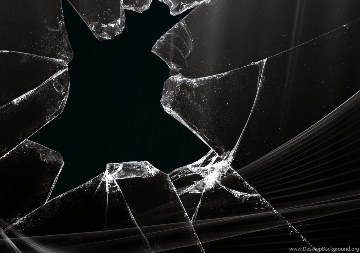 Разбитое стекло на черном фоне