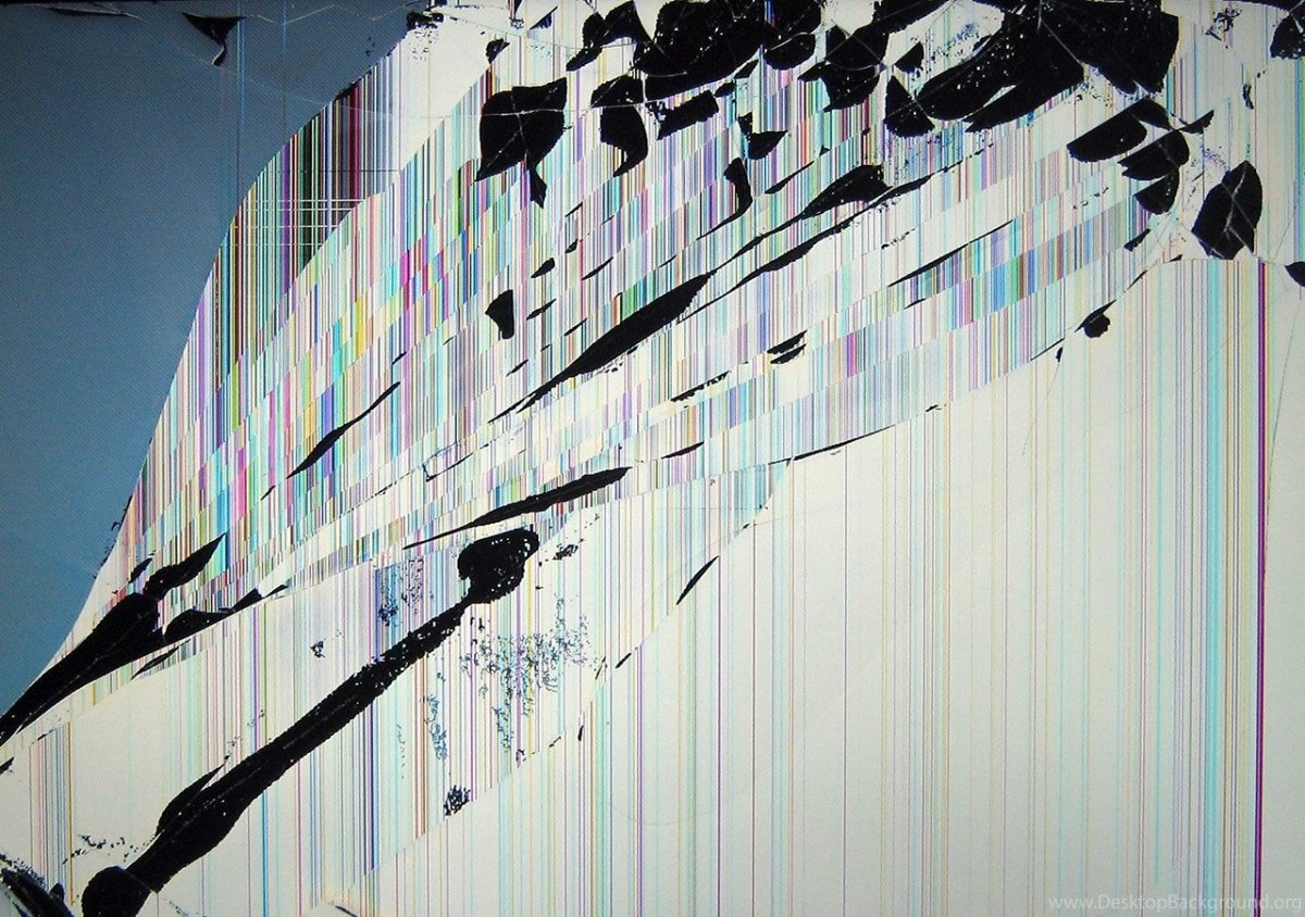 Разбитый монитор на белом фоне