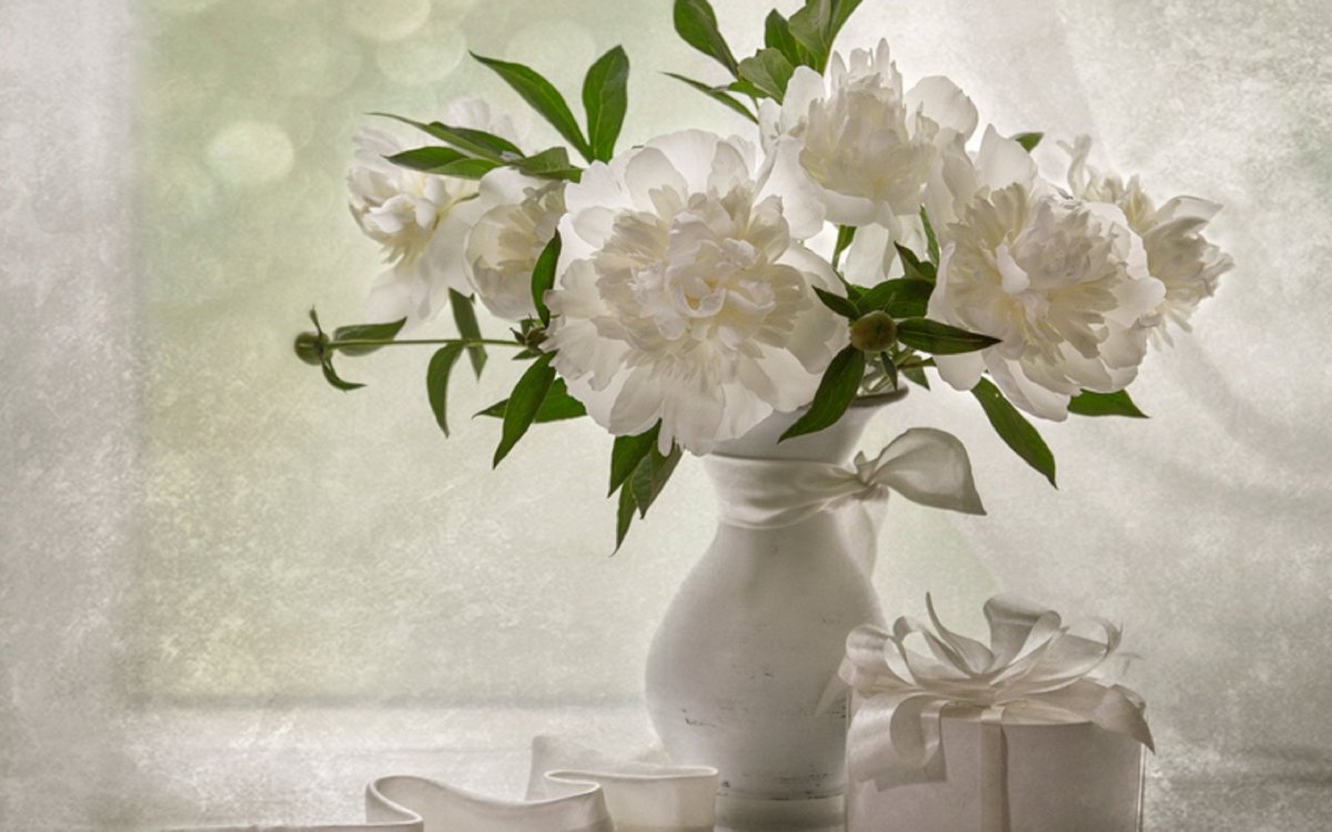 Натюрморт с цветами светлый