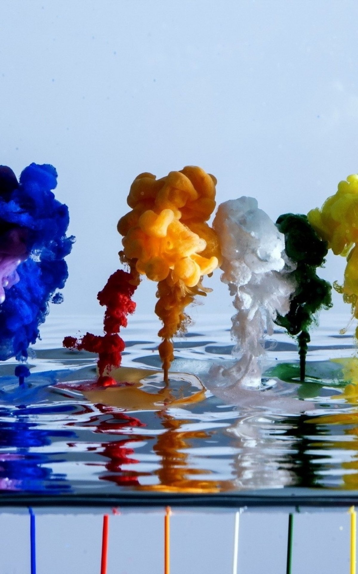 Разводы краски в воде