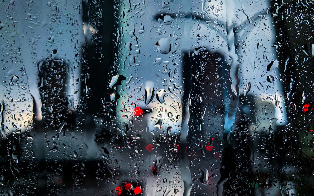 Капли дождя на стекле