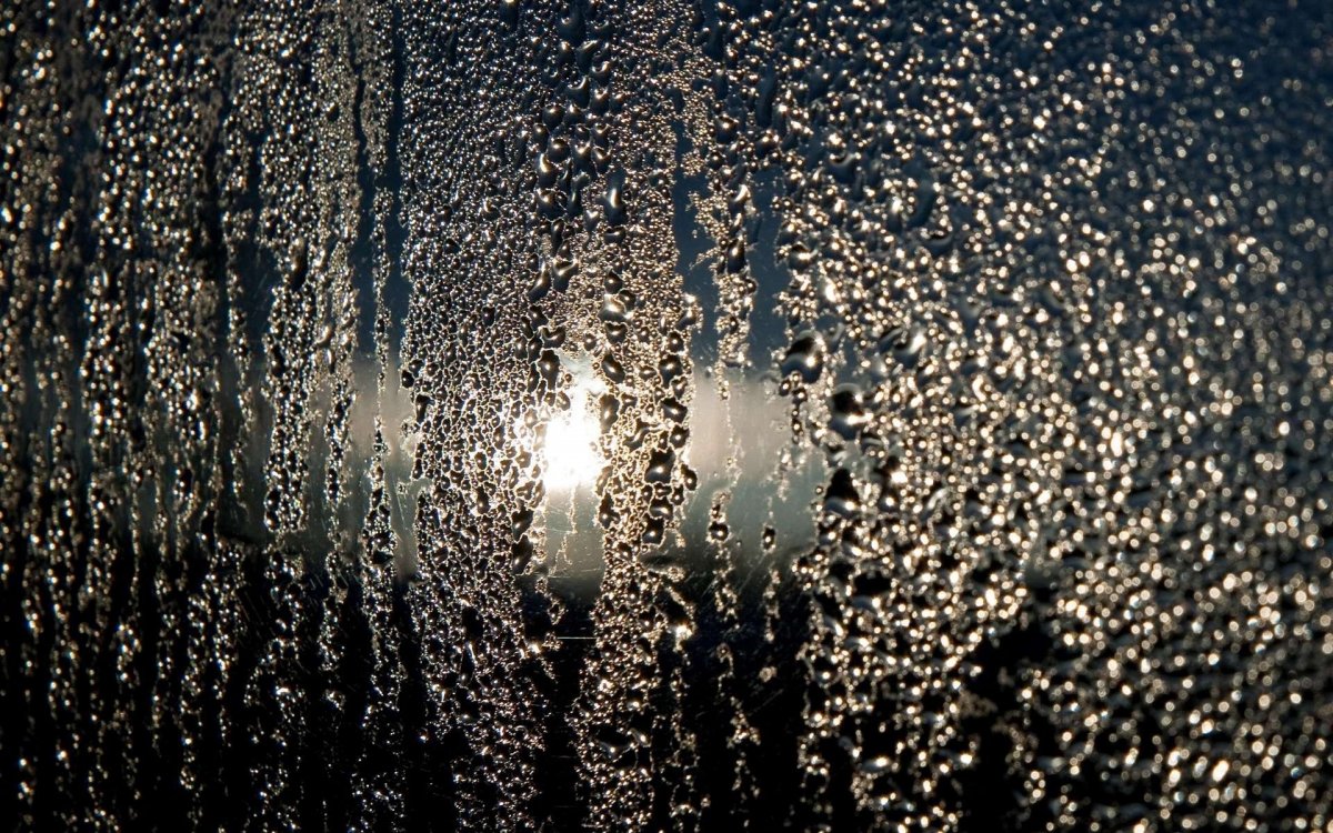 Стекло в каплях дождя