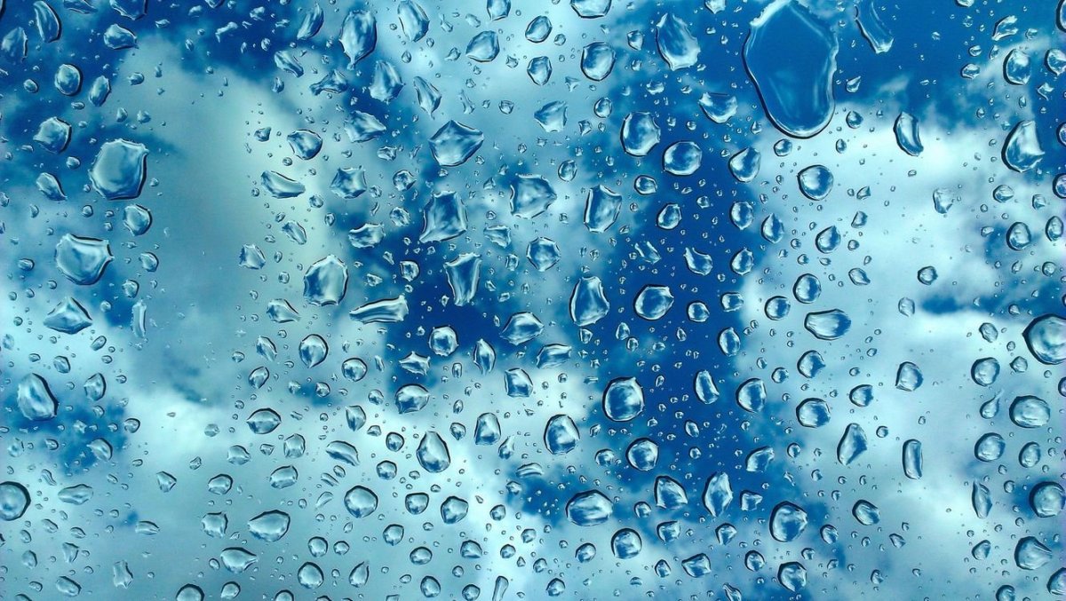 Капельки воды на стекле