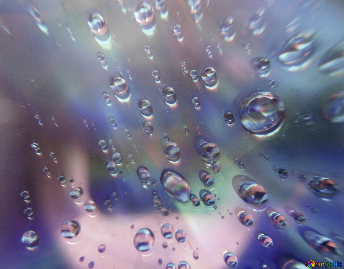 Капля воды на стекле