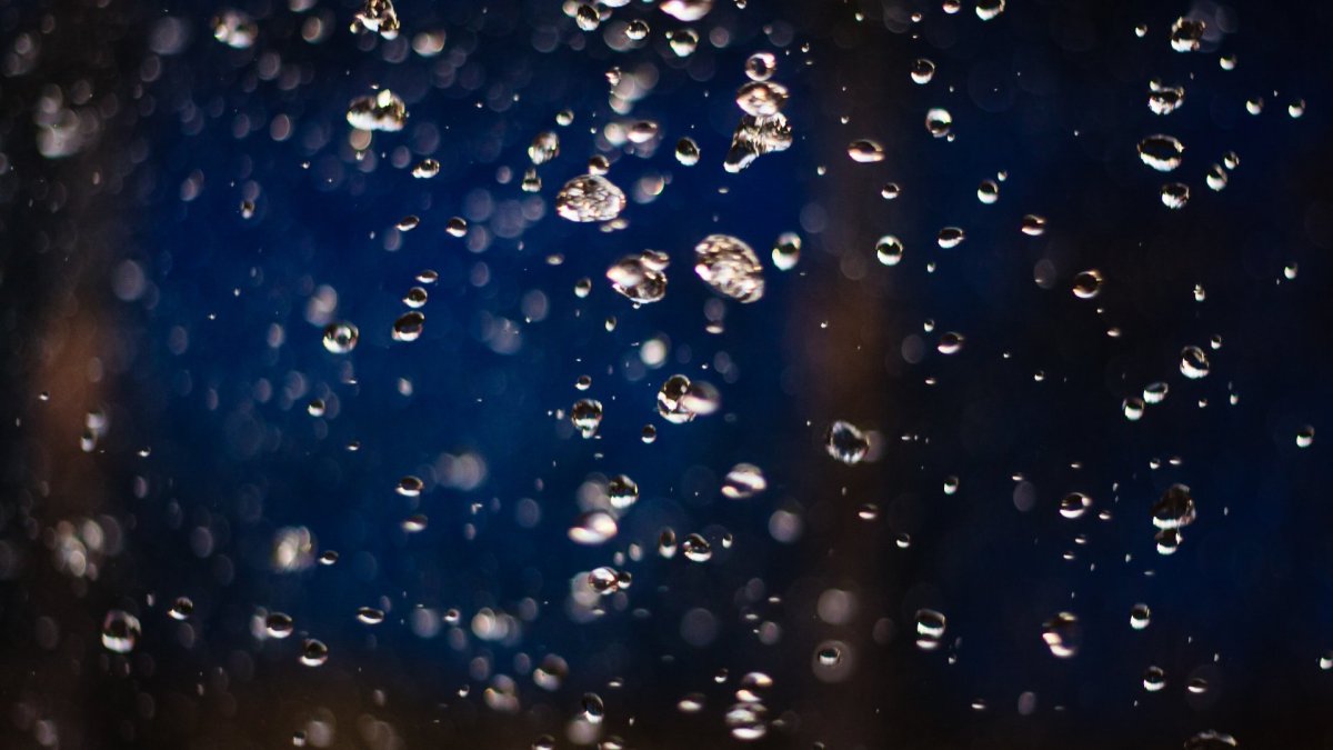 Дождь на черном фоне