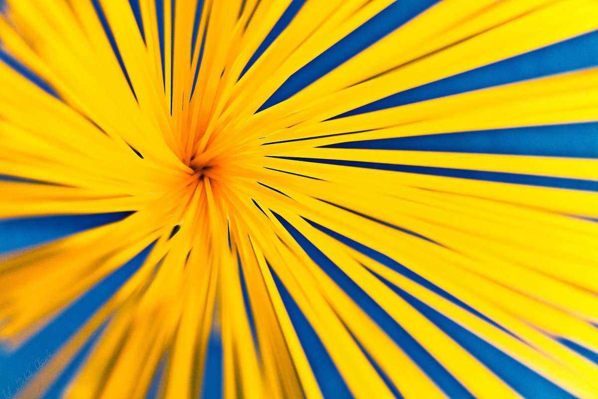 Фон синий с желтыми лучами