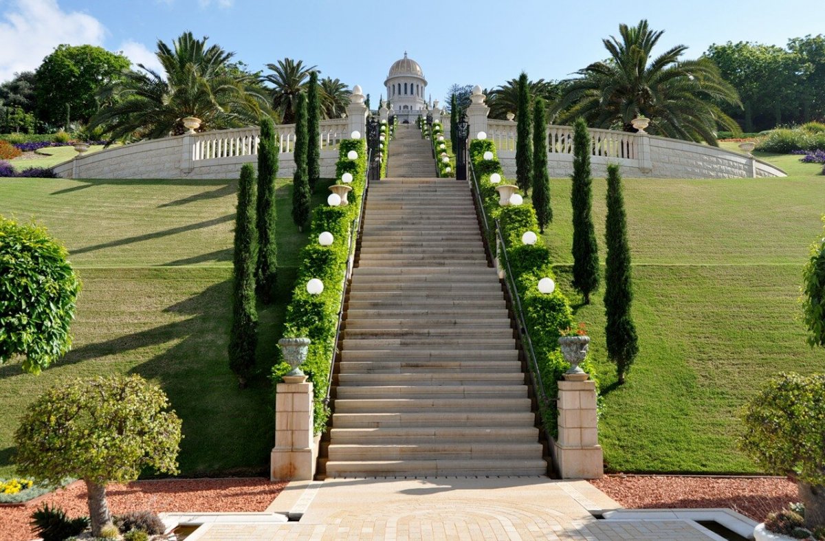 Красивая лестница вверх