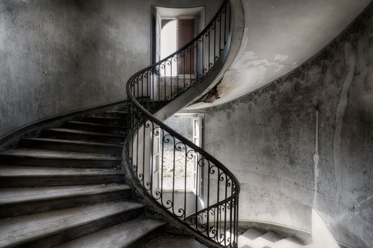 Красная винтовая лестница