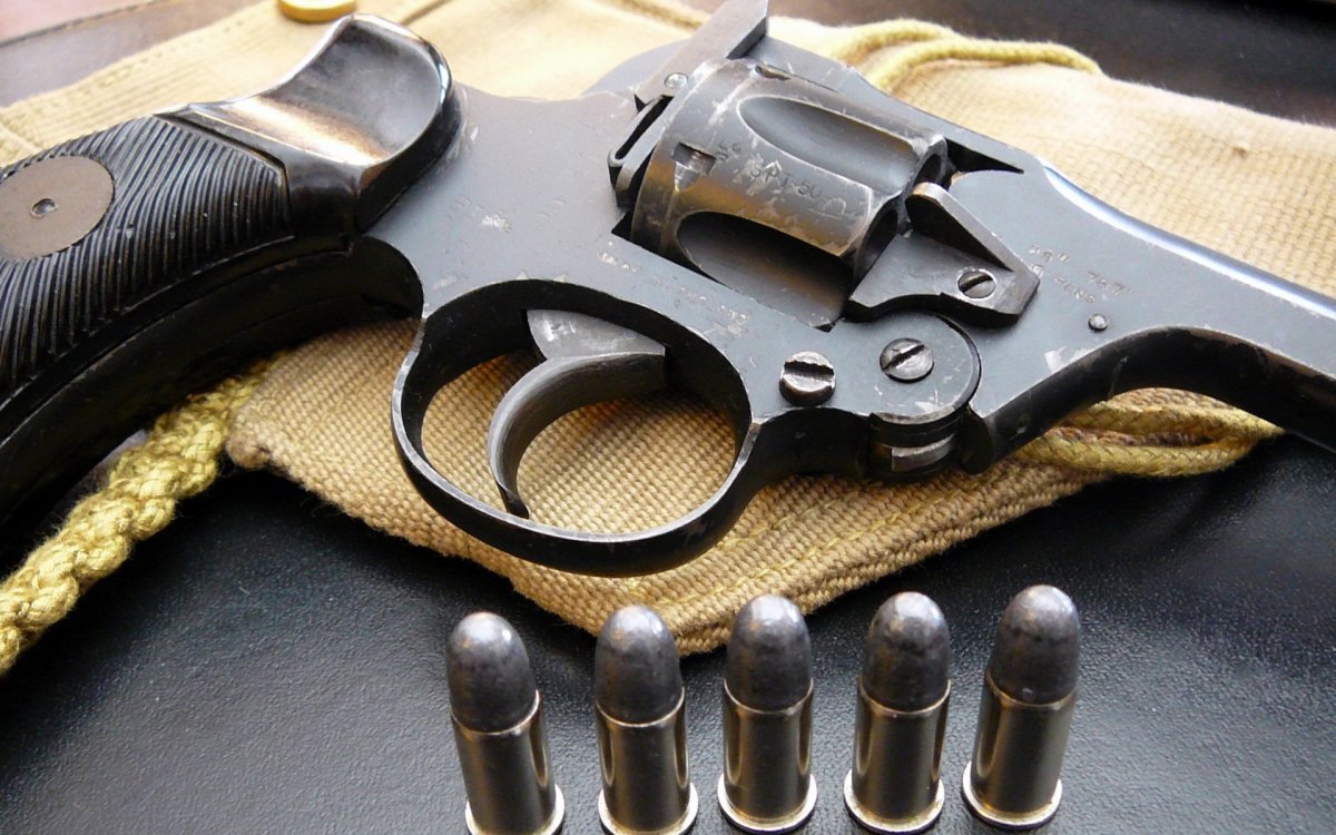 Пистолет с патронами