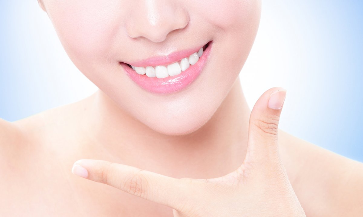 Девушка улыбается у стоматолога