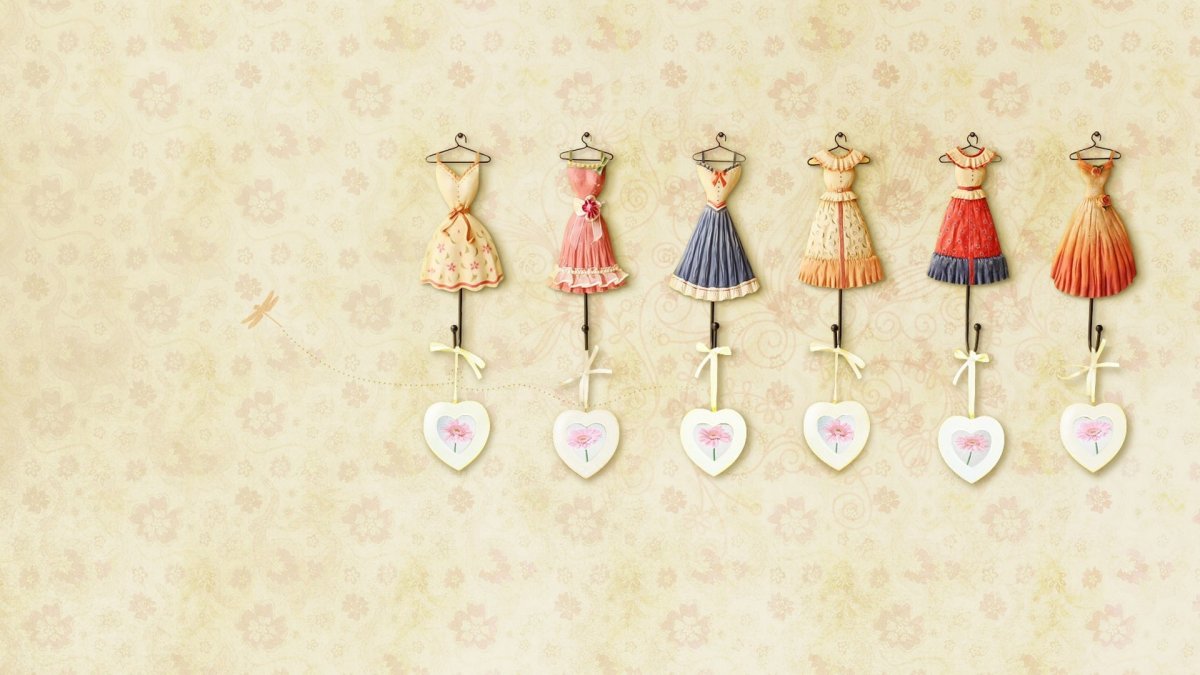 Брошь платье на вешалке