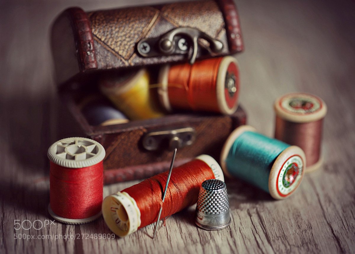 Катушка ниток с иголкой