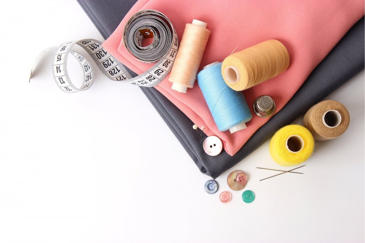 Швейные принадлежности на белом фоне