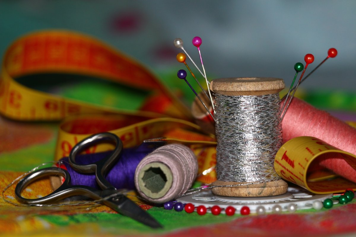 Нитки иголки ножницы
