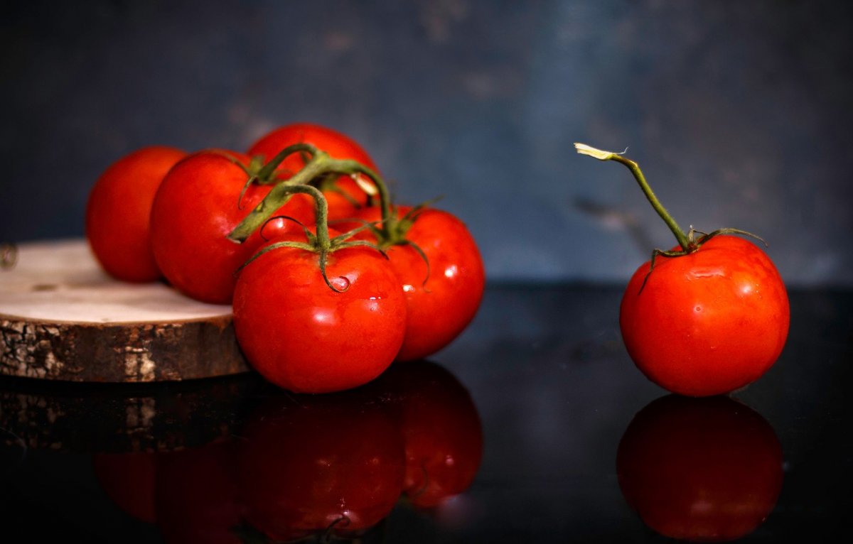 Помидоры на столе
