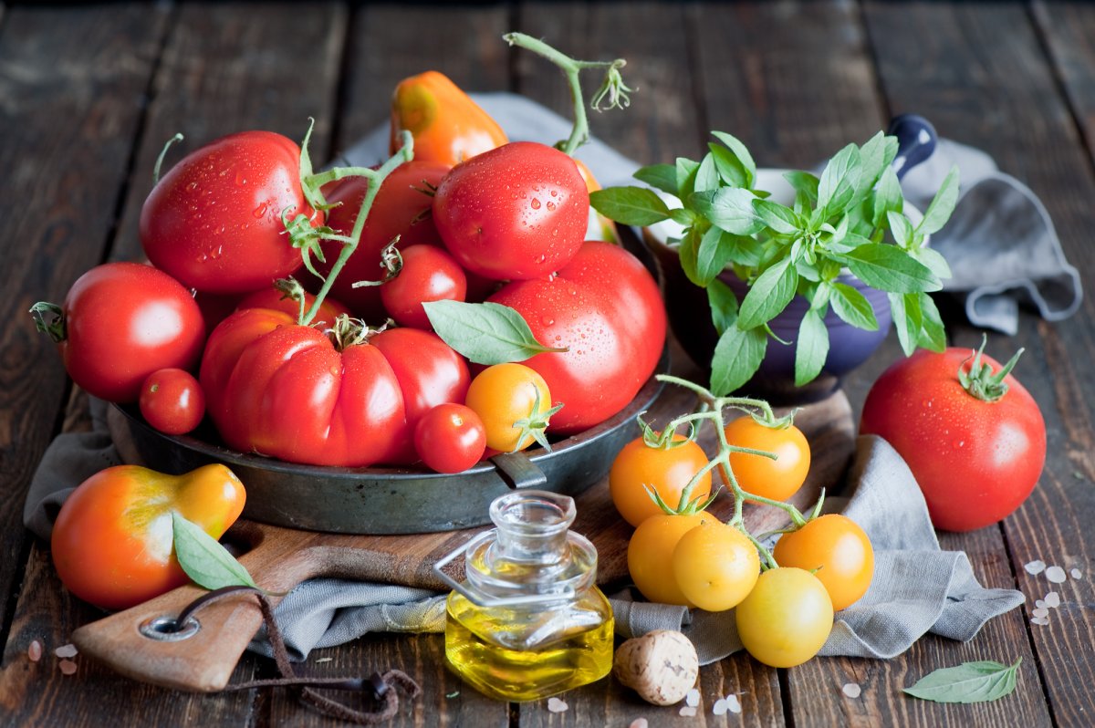 Натюрморт с томатами