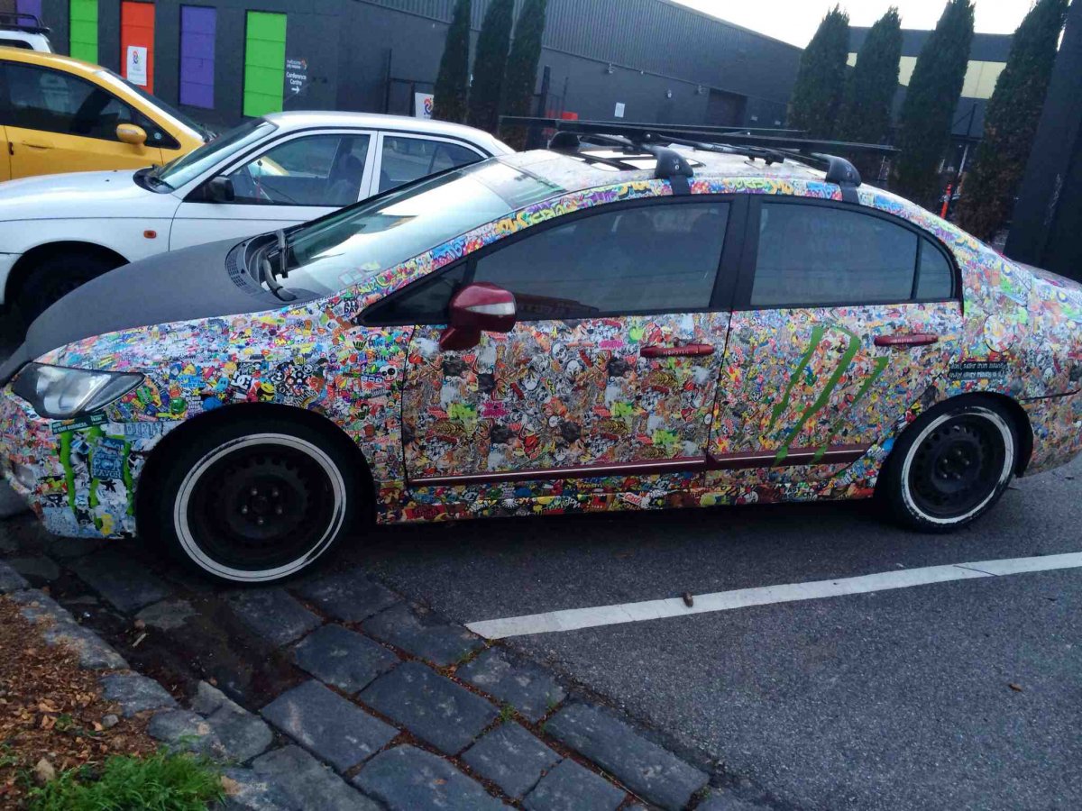 Много наклеек