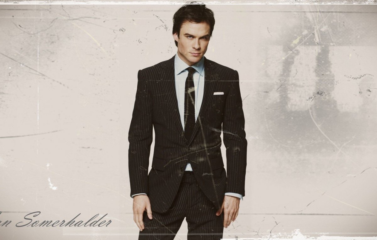 Йен Сомерхолдер в костюме в полный рост