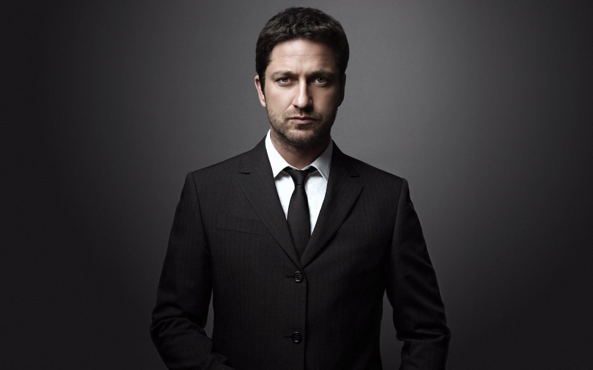 Джерард Батлер на черном фоне фото