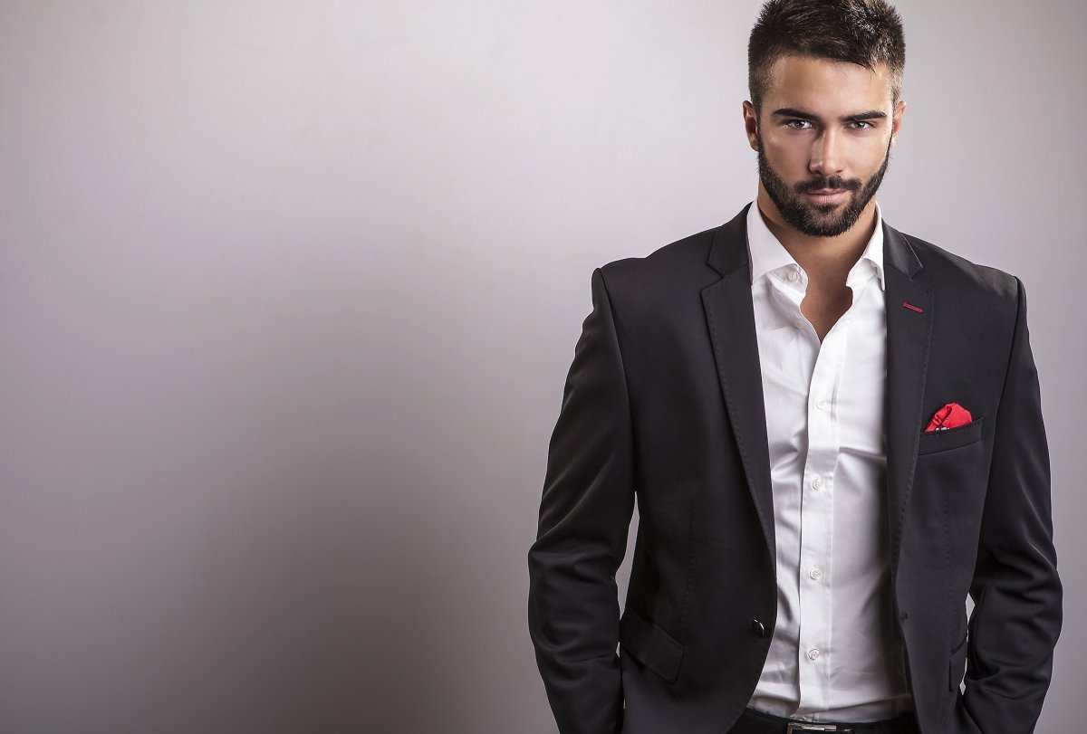 Красивый мужчина в костюме