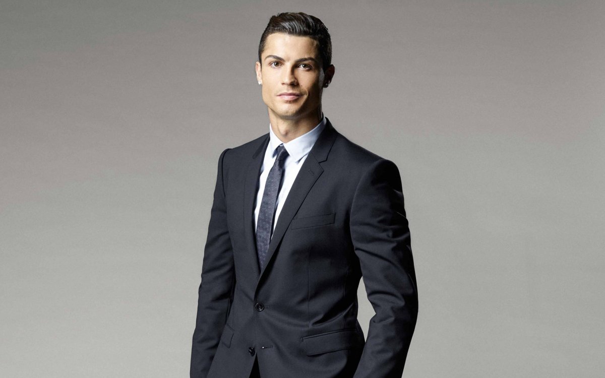 Криштиано Роналдо в костюме