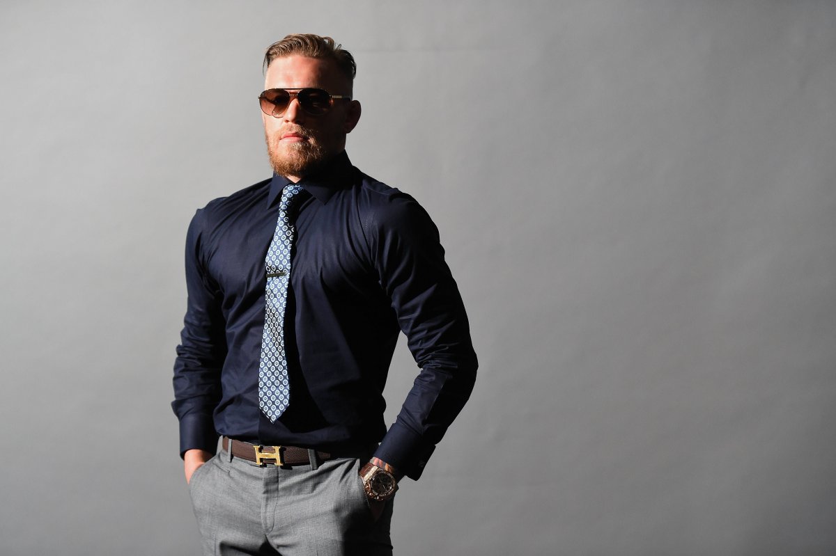 Конор МАКГРЕГОР В черной рубашке