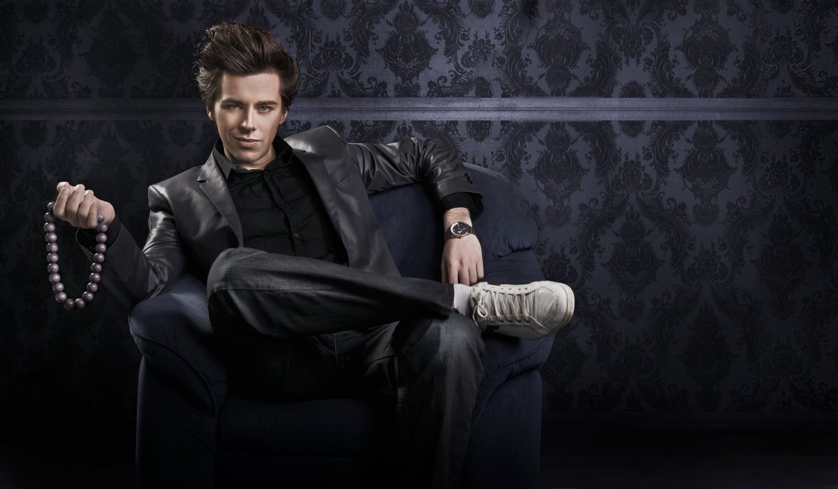 Парень сидит в кресле