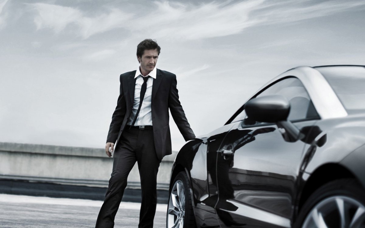 Бизнесмен около машины