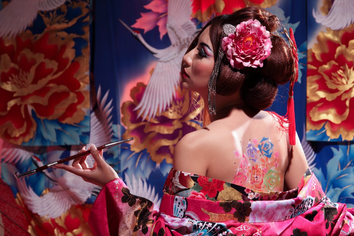 Гейша на белом фоне