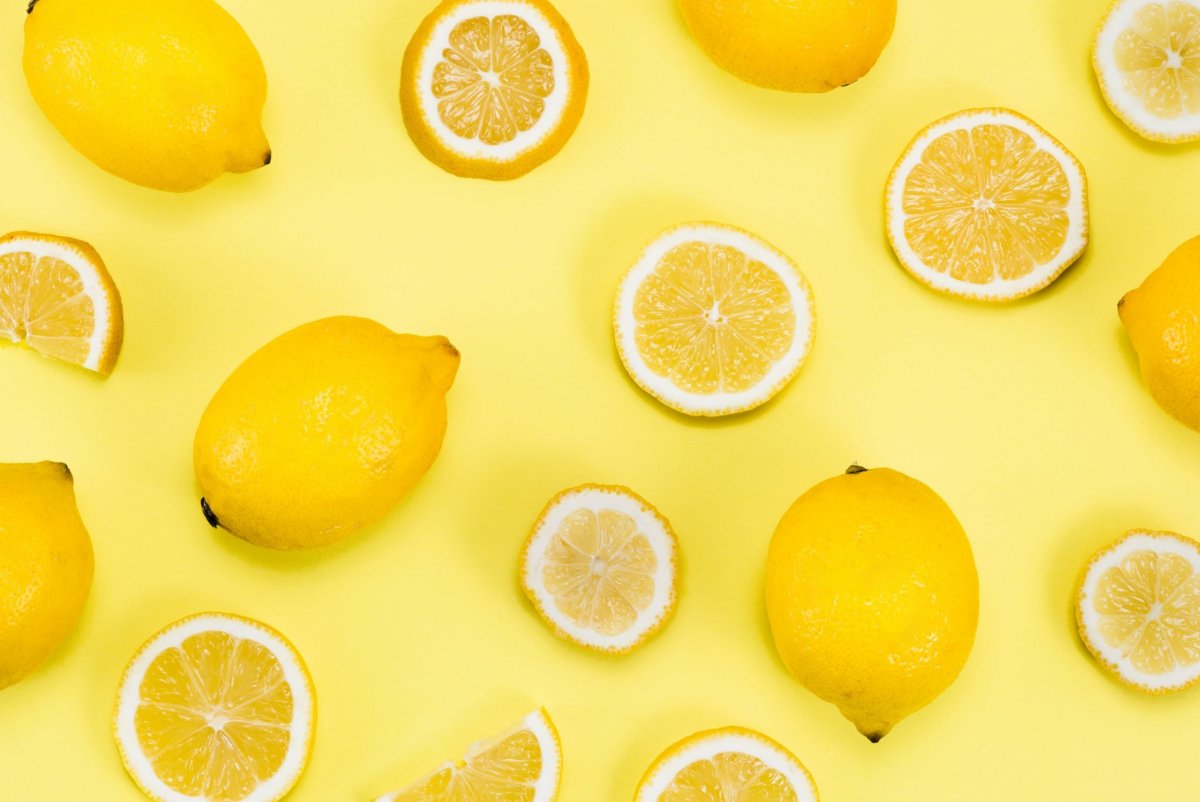 Лимон на желтом фоне